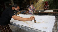 Perajin menyelesaikan desain motif batik di Rumah Batik Palbatu, Jakarta Selatan, Jumat (2/10/2020).