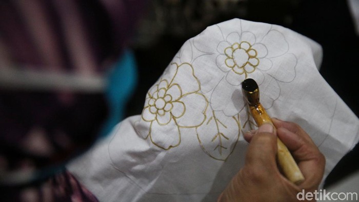 Selain memproduksi batik, Rumah Batik Palbatu di kawasan Jakarta Selatan, juga mempekerjakan disabilitas sebagai pegawai. Yuk, intip aktivitasnya.