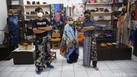 Sahabat disabilitas berpose di depan kamera sambil mengenakan kain batik hasil karyanya.
