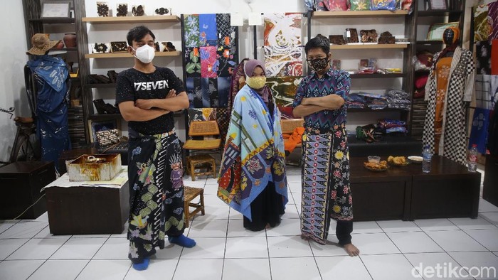 Rumah Batik Palbatu Jaksel Ramah Disabilitas Lho Selain memproduksi batik, Rumah Batik Palbatu di kawasan Jakarta Selatan, juga mempekerjakan disabilitas sebagai pegawai. Yuk, intip aktivitasnya.