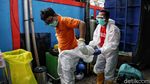 Seperti Ini Dekontaminasi Petugas Medis COVID-19 Usai Bekerja
