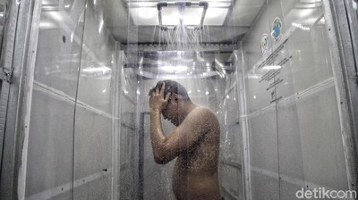 Seperti Ini Dekontaminasi Petugas Medis COVID-19 Usai Bekerja