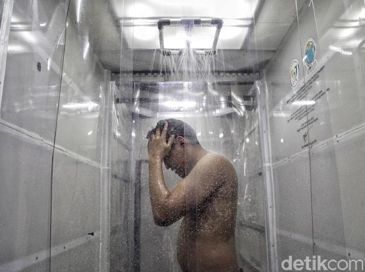 Seperti Ini Dekontaminasi Petugas Medis COVID-19 Usai Bekerja