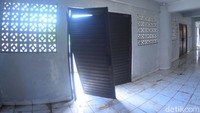 Selain itu beberapa bagian pintu gedung juga terlihat mengalami kerusakan. Kesan angker muncul di bangunan tanpa penghuni tersebut.