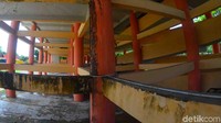 Warga seringkali berinisiatif untuk bersih-bersih di gedung tersebut, terutama di bagian bawah yang sering digunakan untuk sekedar nongkrong-nongkrong.