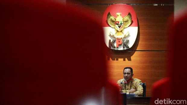 (Kiri-kanan) Deputi Pencegahan KPK Pahala Nainggolan, Menaker Ida Fauziyah, Wakil Ketua KPK Nurul Ghufron dan Direktur Utama BPJS Ketenagakerjaan Agus Susanto memberi paparan usai pertemuan ketiga belah pihak di Gedung KPK, Jumat (2/10/2020). Ketiga lembaga membahas penyaluran bantuan subsidi/upah.