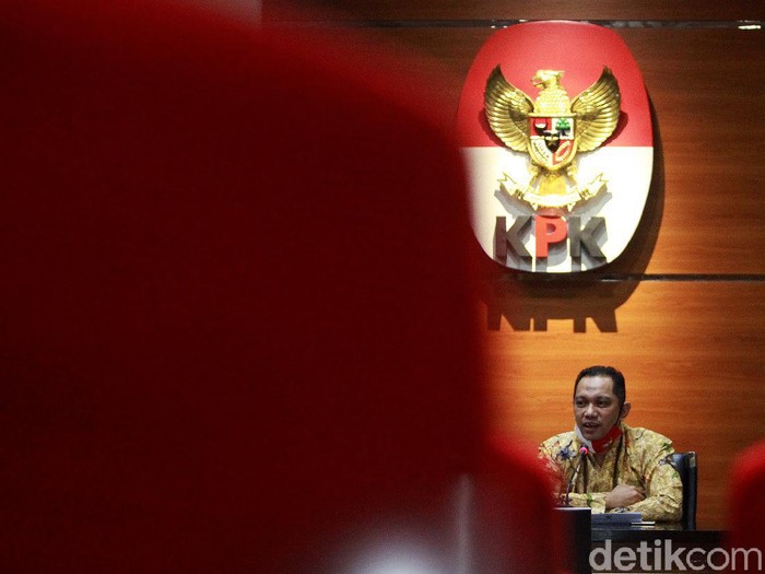 (Kiri-kanan) Deputi Pencegahan KPK Pahala Nainggolan, Menaker Ida Fauziyah, Wakil Ketua KPK Nurul Ghufron dan Direktur Utama BPJS Ketenagakerjaan Agus Susanto memberi paparan usai pertemuan ketiga belah pihak di Gedung KPK, Jumat (2/10/2020). Ketiga lembaga membahas penyaluran bantuan subsidi/upah.