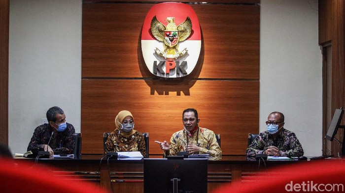 Sinergi KPK, Kemenaker dan BPJS-TKU Terkait Program Subsidi Gaji (Kiri-kanan) Deputi Pencegahan KPK Pahala Nainggolan, Menaker Ida Fauziyah, Wakil Ketua KPK Nurul Ghufron dan Direktur Utama BPJS Ketenagakerjaan Agus Susanto memberi paparan usai pertemuan ketiga belah pihak di Gedung KPK, Jumat (2/10/2020). Ketiga lembaga membahas penyaluran bantuan subsidi/upah.