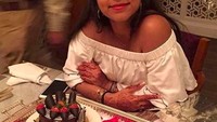 Wanita 20 tahun ini memiliki paras manis. Begini senyum simpulnya saat mendapat cake cokelat mungil. Foto: Instagram suhanakhan2/suhana.khan/suhana.khan.143