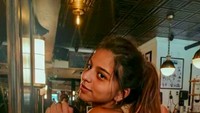 Layaknya remaja pada umumnya, Suhana juga sering hang out ke kafe-kafe kekinian. Begini posenya dengan outfit santai. Foto: Instagram suhanakhan2/suhana.khan/suhana.khan.143