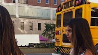 Suhana tengah menempuh pendidikan kuliah di New Yotk. Saat di jalan, ia terlihat sibuk membawa buku dan es kopi di tangannya. Foto: Instagram suhanakhan2/suhana.khan/suhana.khan.143
