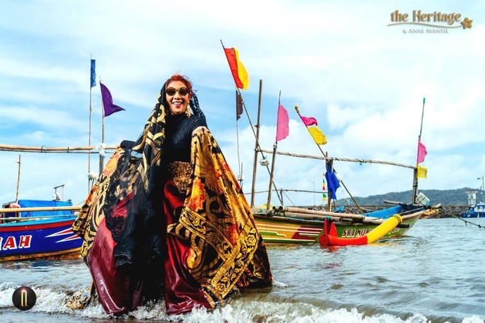 Susi Pudjiastuti Pakai Batik Anne Avantie