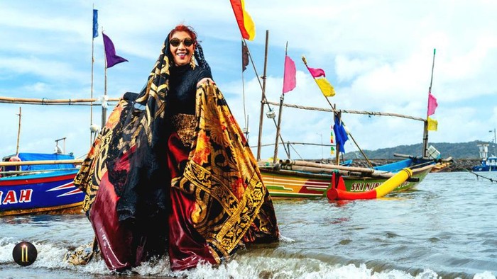 Susi Pudjiastuti Pakai Batik Anne Avantie