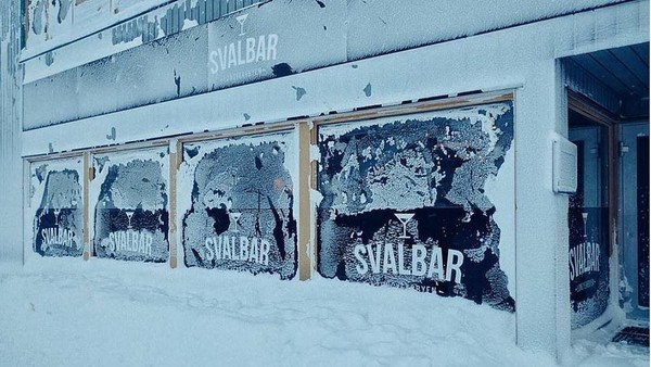 Svalbar kini tengah menanti pembeli baru yang sanggup mengelola bar tersebut. Bar ini dijual seharga 1 Juta Euro atau setara dengan Rp 17 Milar. (dok. Svalbar) Svalbar kini tengah menanti pembeli baru yang sanggup mengelola bar tersebut. Bar ini dijual seharga 1 Juta Euro atau setara dengan Rp 17 Milar. (dok. Svalbar)