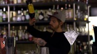 Yang unik dari bar milik Lockhart adalah barnya berdiri di jalur perlintasan beruang kutub. Jadi jangan heran kalau suatu hari, ada beruang kutub nongol dari luar jendela bar. (dok. Svalbar)