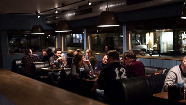 Bar ini melayani sekitar 3.000 penduduk di Svalbard dan juga sekitar 70 ribu turis yang datang ke kota tersebut setiap tahunnya. Pemilik Svalbar, John-Einar Lockhart menjual bar ini karena ingin melakukan sesuatu hal yang lain. (dok. Svalbar) Bar ini melayani sekitar 3.000 penduduk di Svalbard dan juga sekitar 70 ribu turis yang datang ke kota tersebut setiap tahunnya. Pemilik Svalbar, John-Einar Lockhart menjual bar ini karena ingin melakukan sesuatu hal yang lain. (dok. Svalbar)