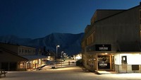 Berlokasi di Kepulauan Svalbard, yang hanya berjarak 1.000 kilometer dari Kutub Utara, berdiri sebuah bar yang dijuluki sebagai bar paling utara di muka bumi. Bar itu bernama Svalbar. (dok. Svalbar)