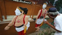 Perawatan meliputi pengecatan tokoh Punakawan.