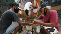 Pengerjaan dilakukan dengan peralatan sederhana.