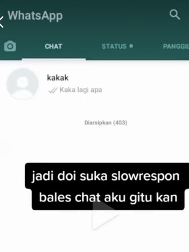 tiktok Wanita yang memakai kamera pengintai di handphone