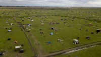 Rumah sementara yang didirikan oleh para tunawisma memenuhi ladang di Guernica, provinsi Buenos Aires, Argentina, Kamis (1/10/2020).  