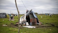 Pemerintah telah memerintahkan penggusuran rumah sementara tersebut namun para tunawisma mengatakan tidak memiliki tempat tujuan di tengah pandemi COVID-19.  