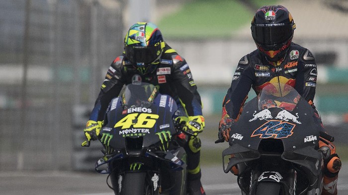 KUALA LUMPUR, MALAYSIA - FEBRUARY 08: Valentino Rossi of Italy and Monster Energy Yamaha MotoGP Team (L) and  Pol Espargaro of Spain and Red Bull KTM Factory Racing returns in box during the MotoGP Pre-Season Tests at Sepang Circuit on February 08, 2020 in Kuala Lumpur, Malaysia. (Photo by Mirco Lazzari gp/Getty Images)
