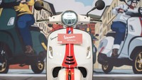 Selain warna, detail lain yang diberikan pada Racing Sixties terletak pada spion, frame headlamp, edge shield, pijakan kaki penumpang, pegangan penumpang pada bagian belakang, penutup knalpot, dan frame lampu belakang, serta crest pada Vespa GTS kini juga diberi sentuhan warna hitam matt.  Foto: Piaggio Indonesia