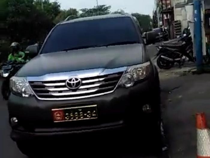 Viral mobil dinas TNI diduga dipakai sipil (Screenshot video viral)