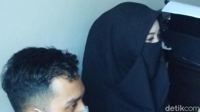 Wanita SN dan kekasihnya saat tiba di Polsek Panakkukang