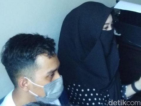 Wanita SN dan kekasihnya saat tiba di Polsek Panakkukang