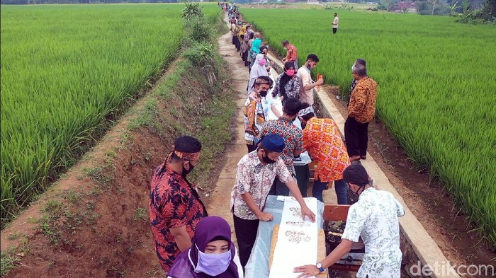 Warga Sukabumi pecahkan rekor membatik massal terpanjang