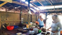 Kalau sudah sampai, jangan langsung duduk ya! Kamu wajib pergi ke dapur untuk memesan makanan. Nantinya para pelayan akan mencatat dan menyajikan makananmu. Barulah diantar ke saung yang kamu pilih. Foto: dok. detikFood / Yenny Mustika Sari
