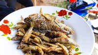 Ikan cere goreng jadi menu andalan di sini. Ikan cere adalah ikan kecil yang banyak ditemui di Kali Cisadane. Foto: dok. detikFood / Yenny Mustika Sari