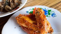 Ayam goreng yang digoreng kering juga tak boleh Anda lewatkan. Bumbu ungkepnya meresap hingga ke dalam. Foto: dok. detikFood / Yenny Mustika Sari