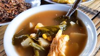 Sayur asem juga langsung disajikan tanpa harus kamu pesan. Rasanya asam dan gurih. Isiannya juga beragam, seperti kacang panjang, labu siam, daun melinjo, dan jagung. Foto: dok. detikFood / Yenny Mustika Sari