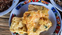 Satu porsi makanan kamu juga akan disajikan gorengan. Ada tempe goreng hingga bakwan yang garing. Foto: dok. detikFood / Yenny Mustika Sari