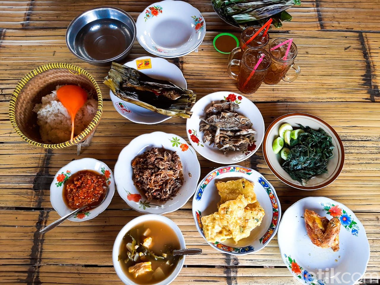 nikmatnya makan ikan cere goreng di warung cere bu tini yang terkenal di tangerang