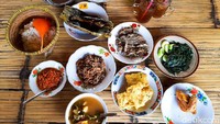 Harga yang dibanderol Warung Cere Bu Tini juga terjangkau. Kalau makan di sini dihitung per orang, saat itu kami pesan untuk 2 orang dibanderol Rp 40.000. Lalu untuk menu tambahan seperti ayam goreng, pepes ikan peda, dan tumisan, kamu harus tambah sekitar Rp 10.000-Rp 15.000. Foto: dok. detikFood / Yenny Mustika Sari