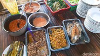 Makanan khas Sunda jadi andalan mereka. Mulai dari ikan goreng, ayam goreng, sayur asem, aneka pepes, hingga lalapan dan sambal dadak yang menggugah selera. Foto: dok. detikFood / Yenny Mustika Sari
