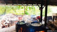 Makanan yang ditawarkan di sini semuanya masih dimasak secara tradisional. Warung Cere Bu Tini masih menggunakan kayu bakar sehingga aroma serta rasa makanan lebih nikmat. Foto: dok. detikFood / Yenny Mustika Sari