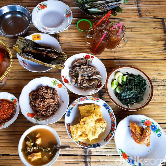 Menu Ndeso Sedap! Ikan Cere Goreng dan Sayur Asem Andalan Warung Ibu Tini