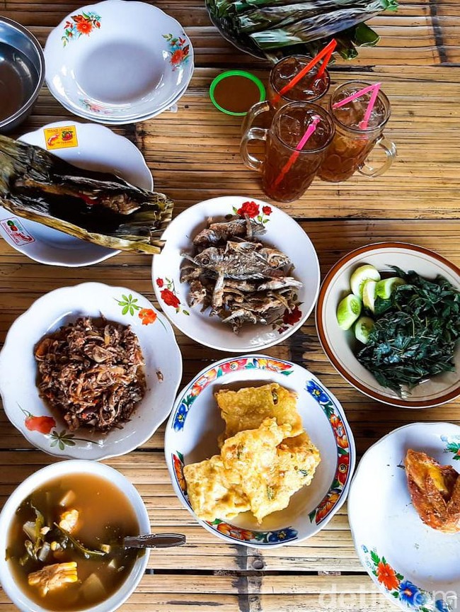 Menu Ndeso Sedap! Ikan Cere Goreng dan Sayur Asem Andalan Warung Ibu Tini