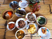 Menu Ndeso Sedap! Ikan Cere Goreng dan Sayur Asem Andalan Warung Ibu Tini