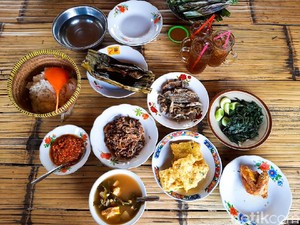 Menu Ndeso Sedap! Ikan Cere Goreng dan Sayur Asem Andalan Warung Ibu Tini