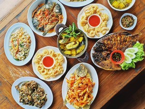 Asyik! Di 5 Warung Makan Ini Bisa Mancing Ikan dan Makan Enak
