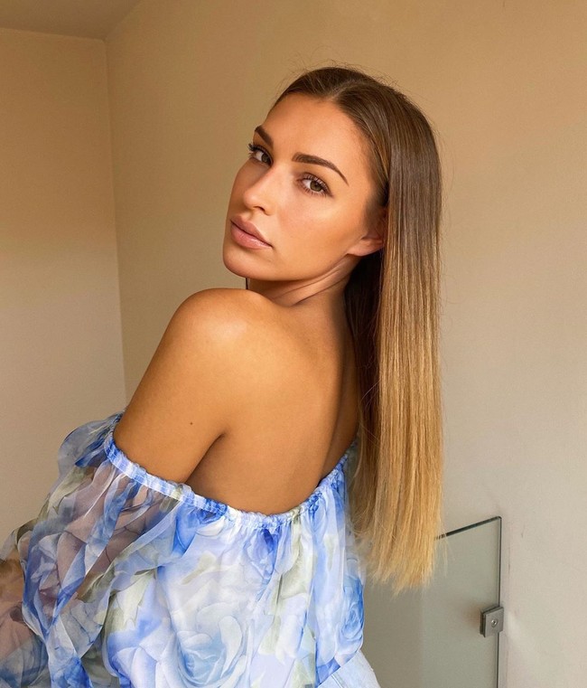 Ini Zara McDermott, bintang reality show Love Island yang mengakui perselingkuhannya. Zara sampai membuat surat terbuka tentang khilafnya dalam berselingkuh. Foto: Instagram