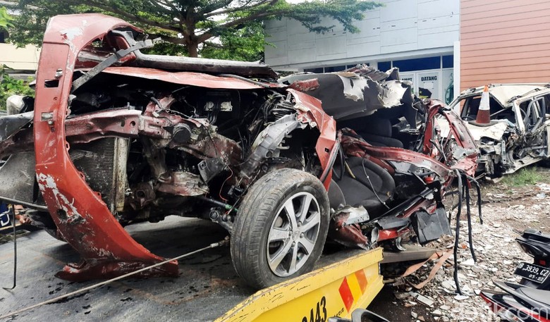 2 Mobil Tabrakan di Jalan Magelang Sleman Kecelakaan maut terjadi di Jalan Magelang Km 8, Sendangadi, Mlati, Sleman, Sabtu (3/10/2020). Empat orang dilaporkan meninggal dunia dalam kecelakaan adu banteng antara mobil dengan mobil tersebut.
