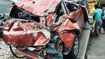 Penampakan Dua Mobil yang Ringsek Usai Adu Banteng di Sleman