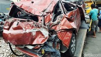 Kedua mobil yang terlibat kecelakaan dievakuasi ke Polres Sleman.